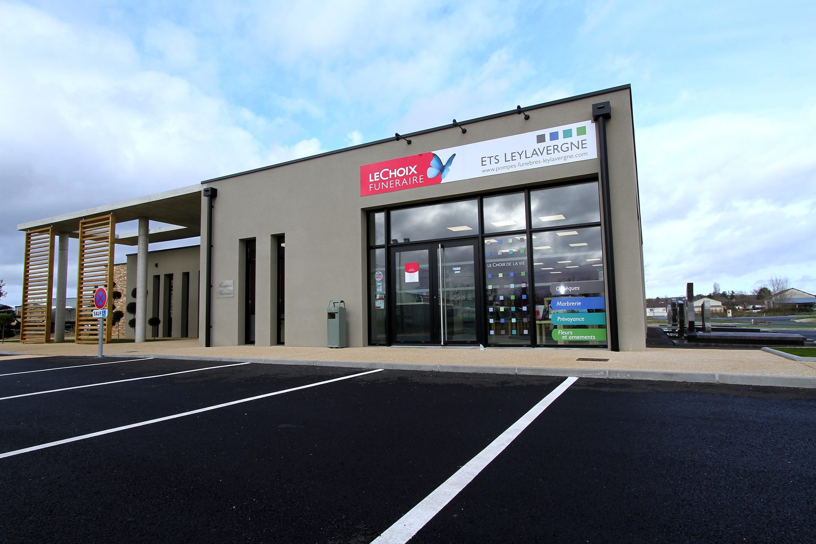 Façade de l'agence Pompes Funèbres Leylavergne à Bourgueil