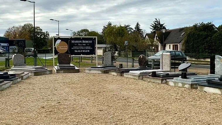 Exposition de monuments funéraires Pompes Funèbres et Marbrerie Robert à L'Île-Bouchard